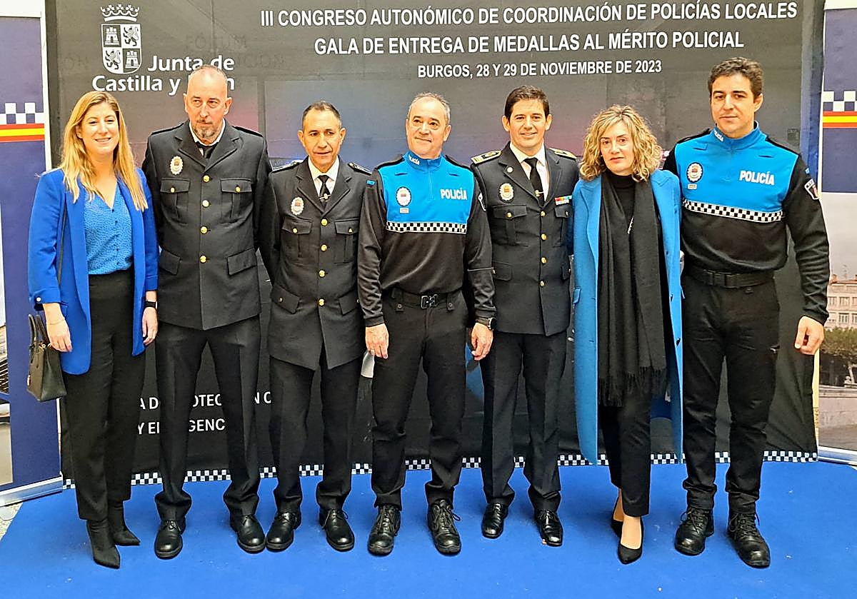 Los policías de Laguna de Duero condecorados junto a las autoridades.