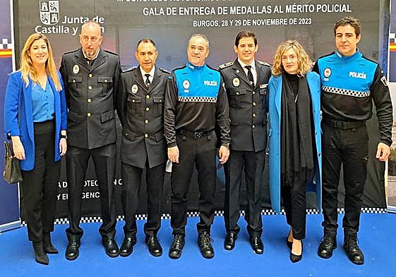 Los policías de Laguna de Duero condecorados junto a las autoridades.