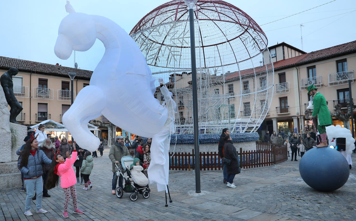 Dieciséis puestos artesanos en el mercado de Navidad