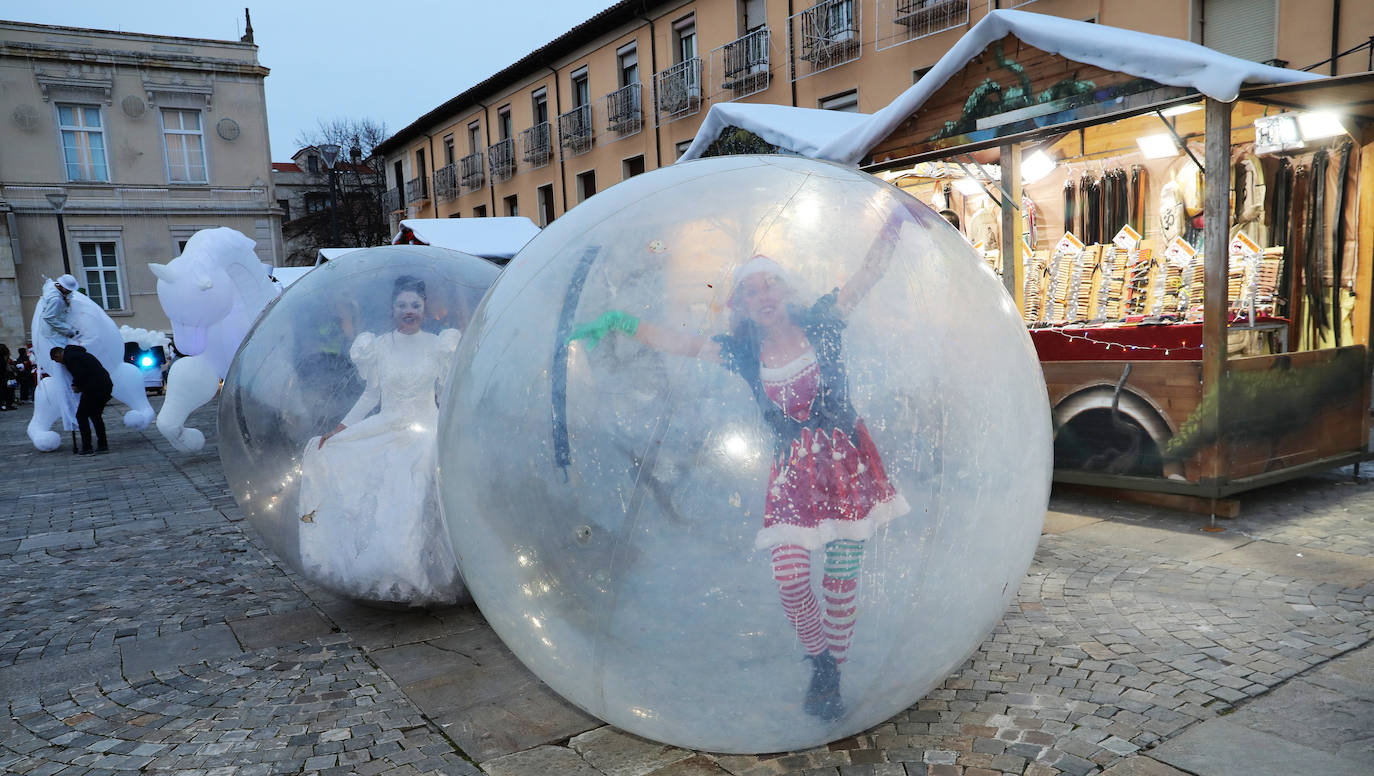 Dieciséis puestos artesanos en el mercado de Navidad