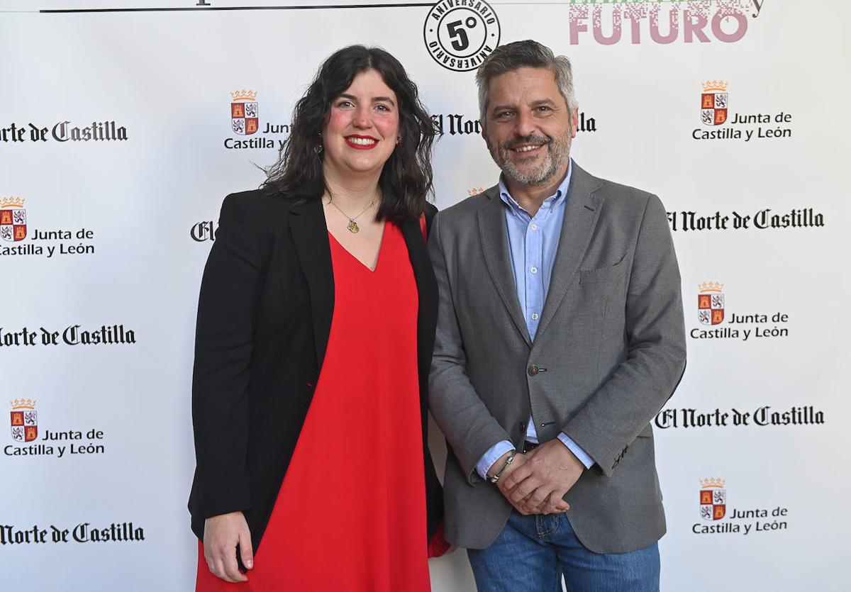 Julio del Valle, junto a la alcaldesa de Olmos de Esgueva, Noelia Matos. Rodrigo Jiménez