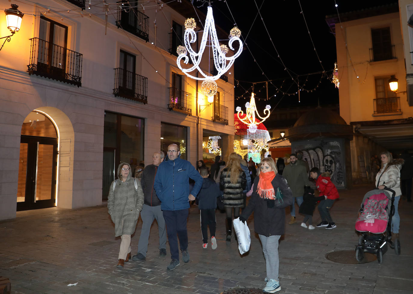 Las luces ya iluminan la Navidad en Palencia