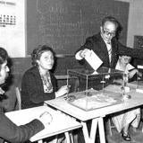 Una familia, votando en el referéndum constitucional.