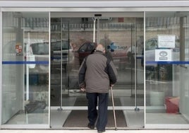 Un hombre accede a un centro de salud en la zona rural de Valladolid.