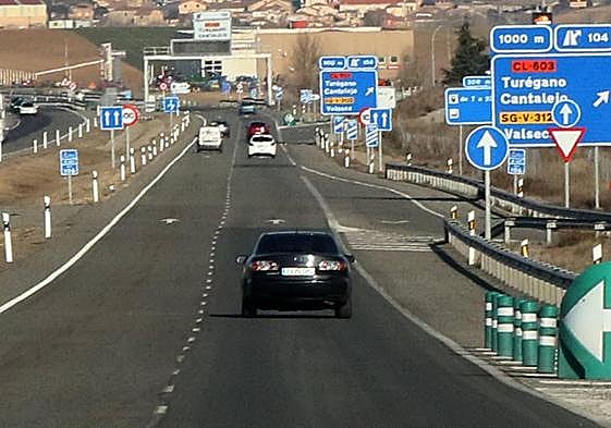 Vehículos en la autovía que une Segovia con Valladolid.