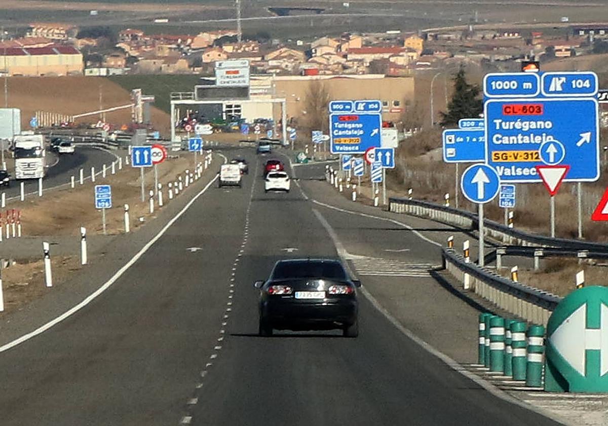 Vehículos en la autovía que une Segovia con Valladolid.