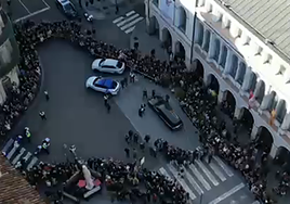 El coche fúnebre con los restos de Concha Velasco, detenido frente al Teatro Calderón, donde se le brindó un homenaje.