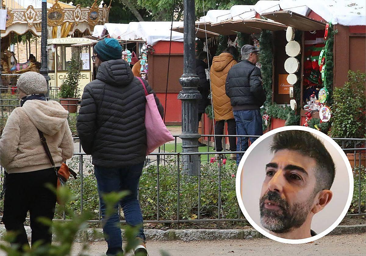 Visitantes en el 'Paseo de la Navidad' instalado en el Salón; en el círculo, el portavoz de Segovia en Marcha, Guillermo San Juan.