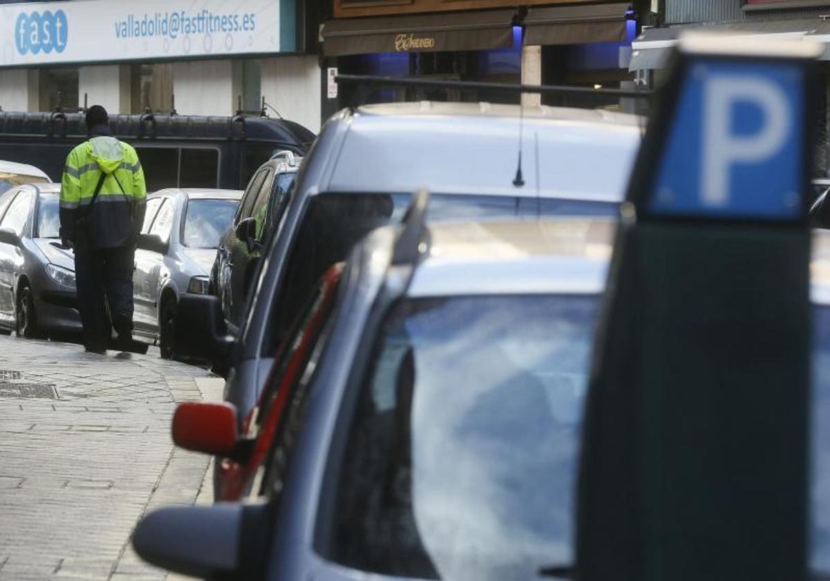 Un trabajador de la ORA en una calle de Valladolid.