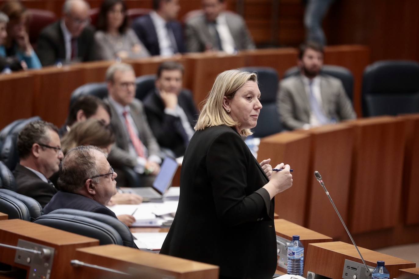 La consejera de Familia, junto al de Sanidad, durante un pleno.