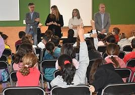 La delegada territorial de la Junta durante su visita al colegio cigaleño.