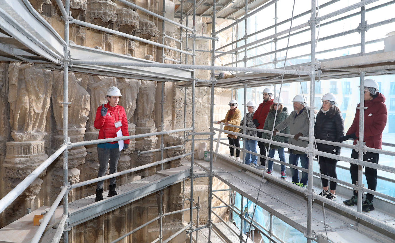 Un andamio a treinta metros de altura para ver de cerca la Catedral de Palencia