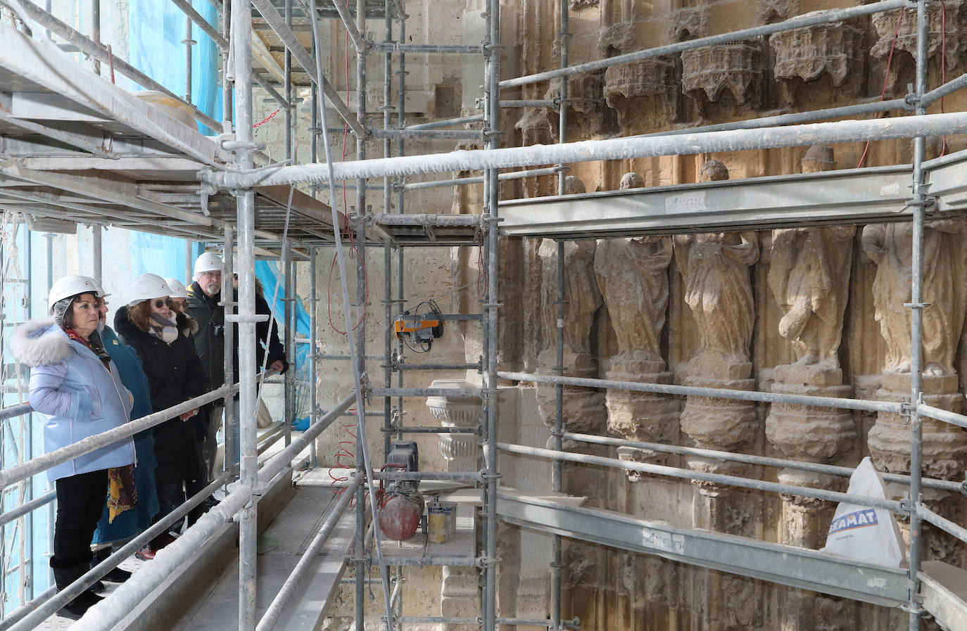 Un andamio a treinta metros de altura para ver de cerca la Catedral de Palencia