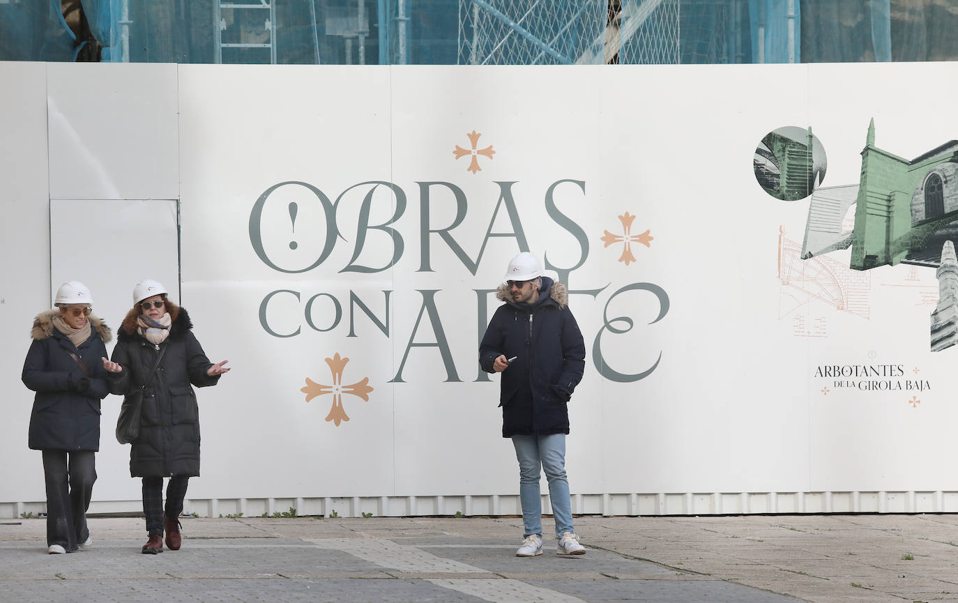 Un andamio a treinta metros de altura para ver de cerca la Catedral de Palencia