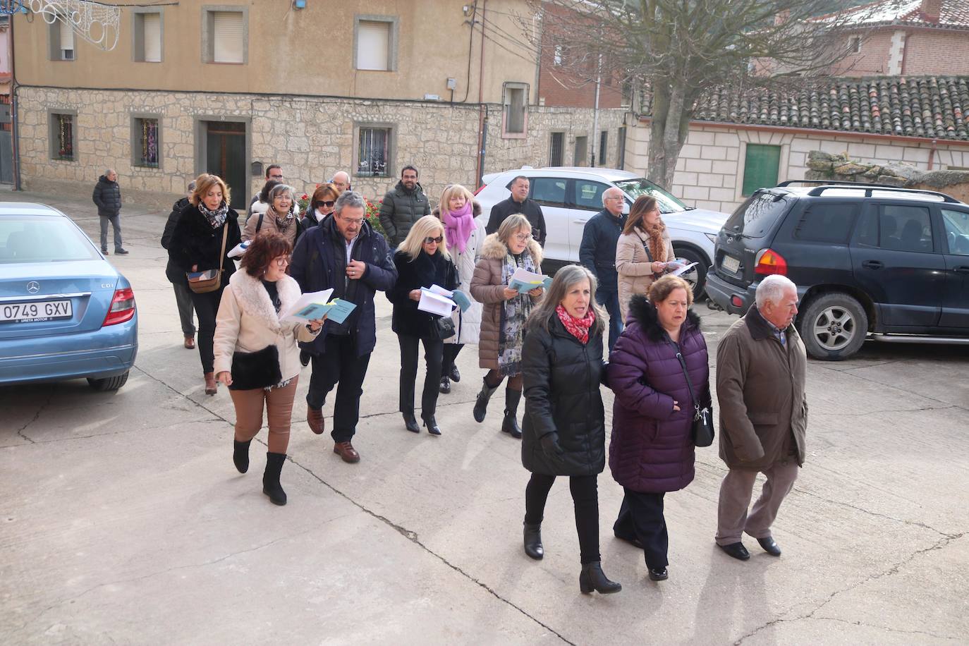 Los vecinos entonan la canción dedicada a San Nicolás de Bari.