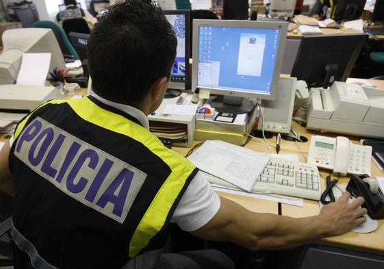 Un policía investiga en un ordenador un caso de pornografía infantil.