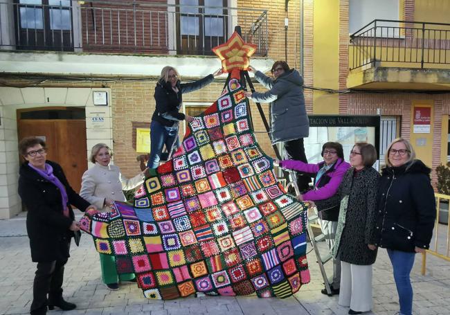 Las tejedoras de Ciguñuela prueban el árbol sobre la base de hierro que han preparado para la ocasión