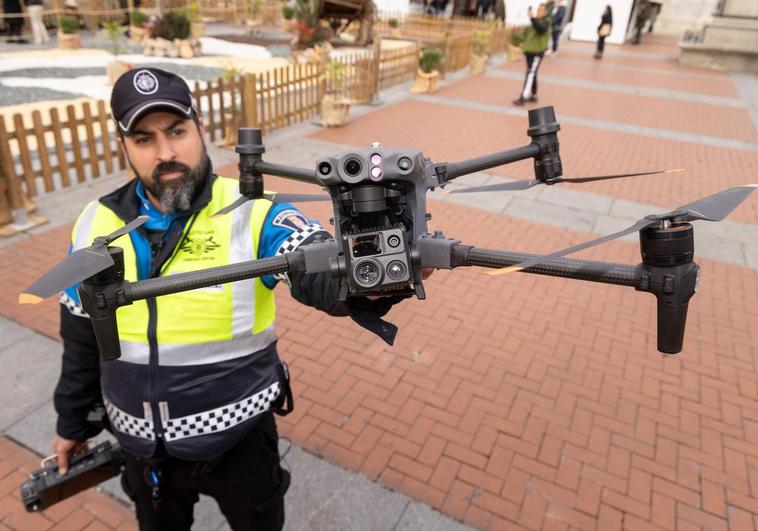 El subinspector Bravo muestra el nuevo dron en la Plaza Mayor de Valladolid.