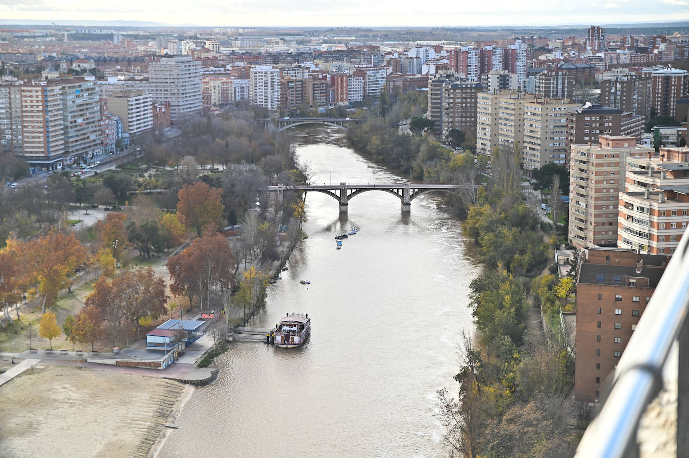 Vista del Pisuerga, con el puente de Poniente y el de Isabel la Católica. Al fondo de la imagen, de color blanco, algunos edificios de Laguna de Duero.