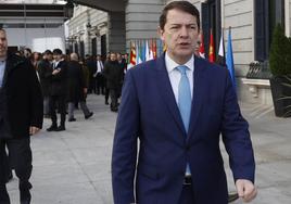 El presidente de Castilla y León, Alfonso Fernández Mañueco, en el exterior del Congreso este miércoles, día en el que las Cortes celebran el 45 aniversario de la Constitución.