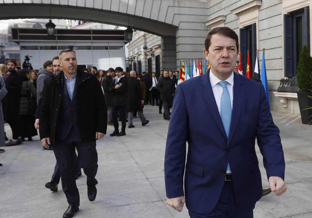 El presidente de Castilla y León, Alfonso Fernández Mañueco, en el exterior del Congreso este miércoles, día en el que las Cortes celebran el 45 aniversario de la Constitución.