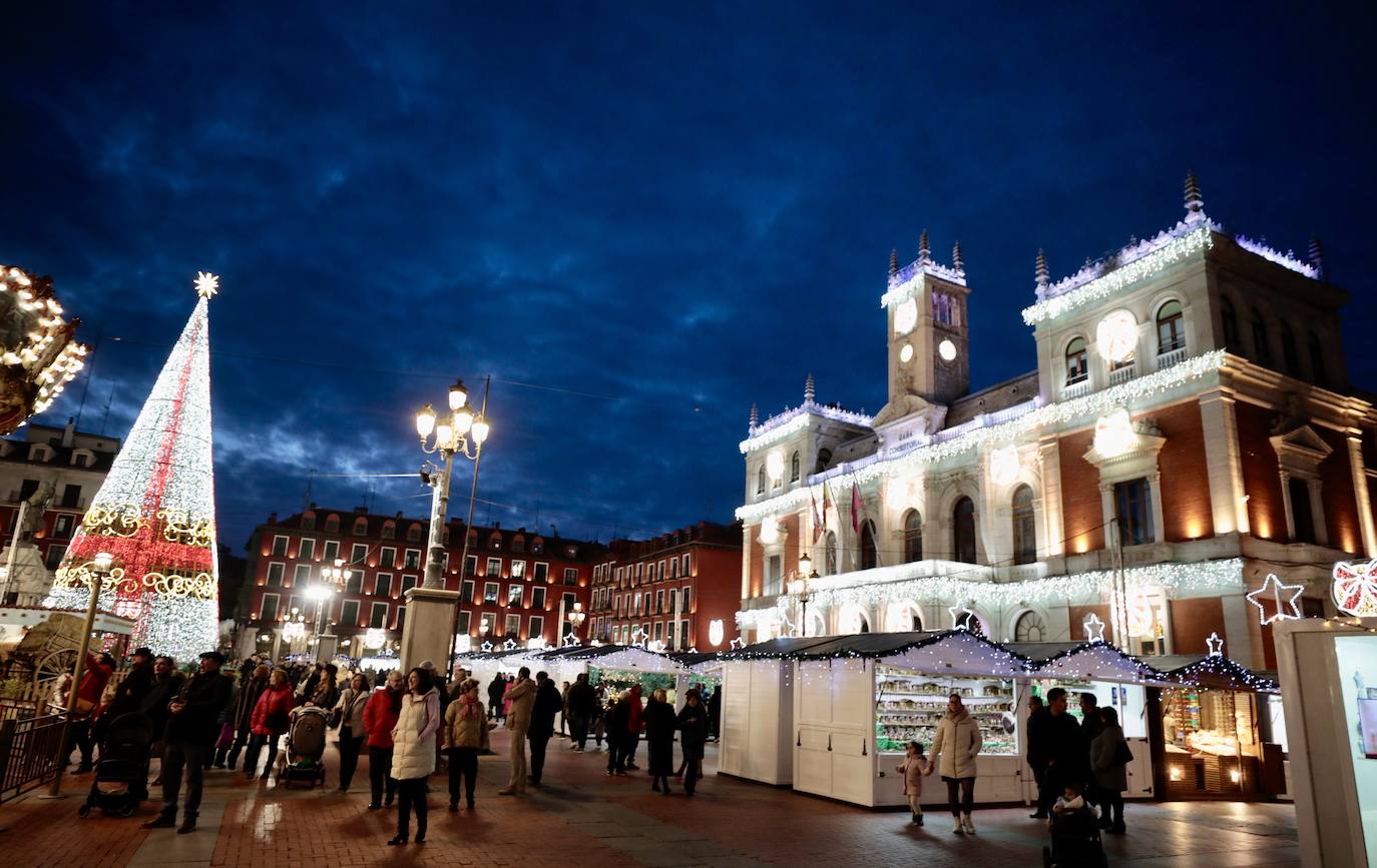 Las imágenes del ambiente navideño en la Plaza Mayor.