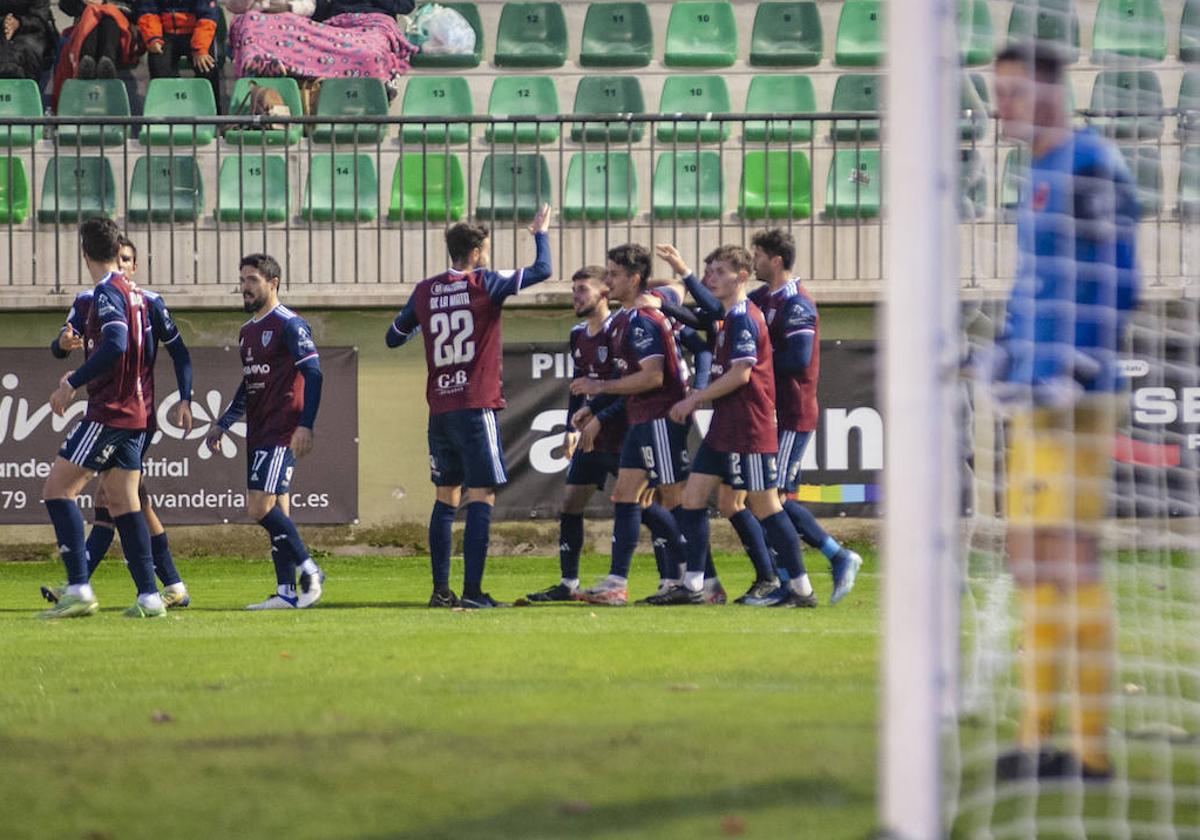 Los jugadores gimnásticos celebran uno de sus goles el pasado domingo.