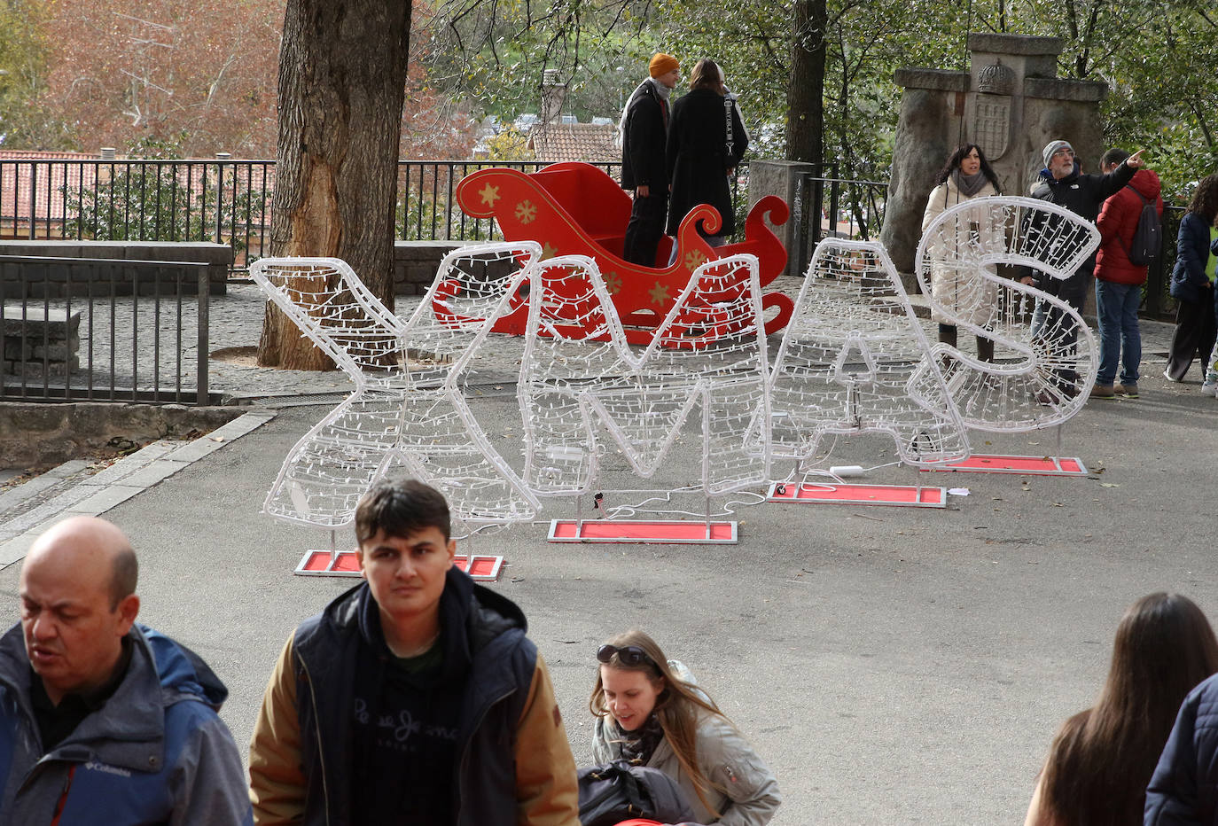 Segovia, llena de turistas durante el primer día del puente