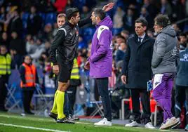 Pezzolano, junto al cuarto árbitro en el partido de Copa jugado en Barcelona.