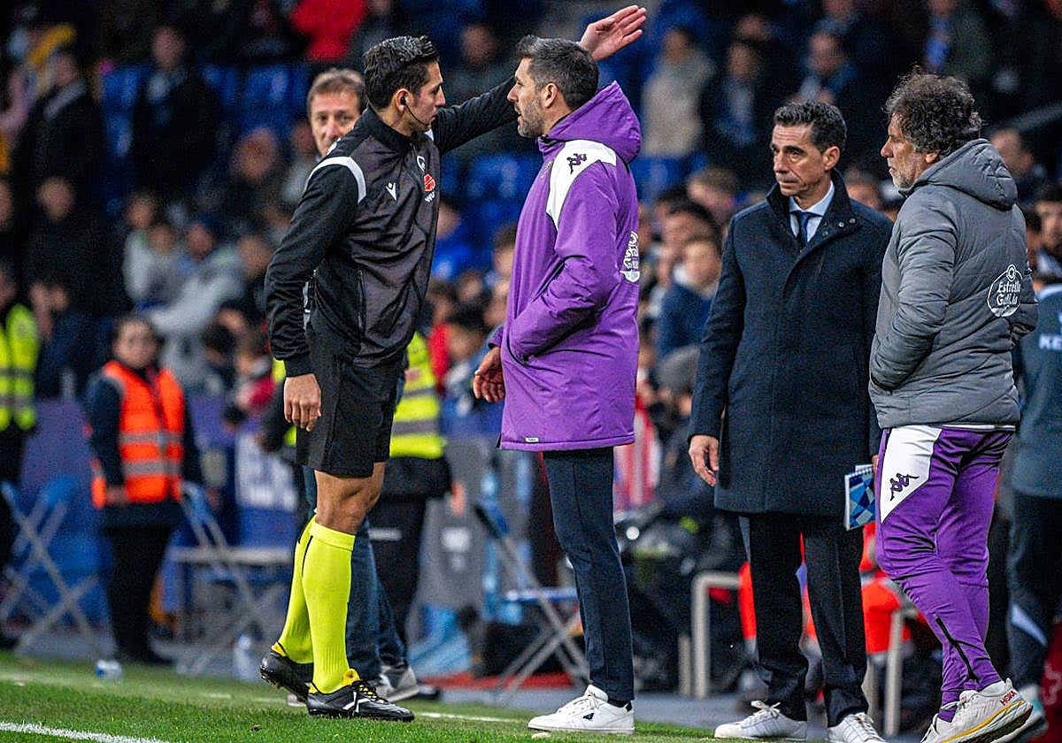 Pezzolano, junto al cuarto árbitro en el partido de Copa jugado en Barcelona.