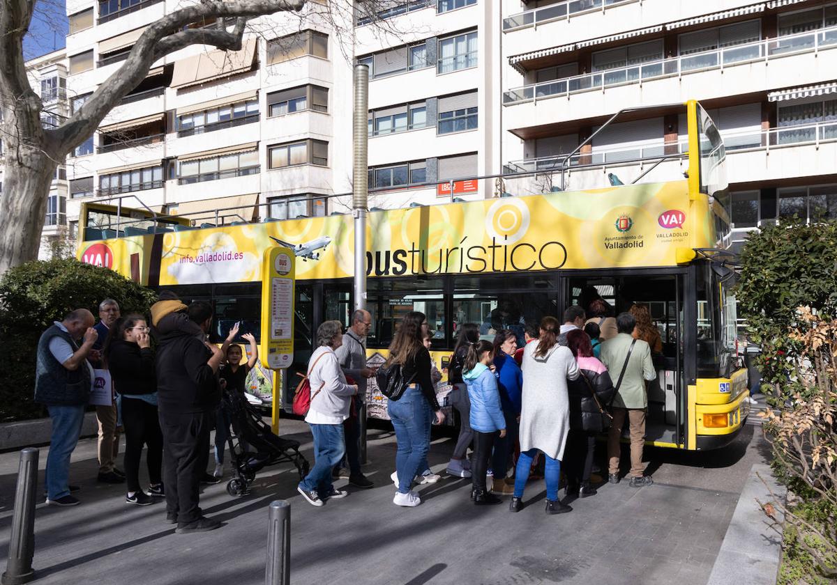 Varias personas se suben al bus turístico en una imagen de archivo.