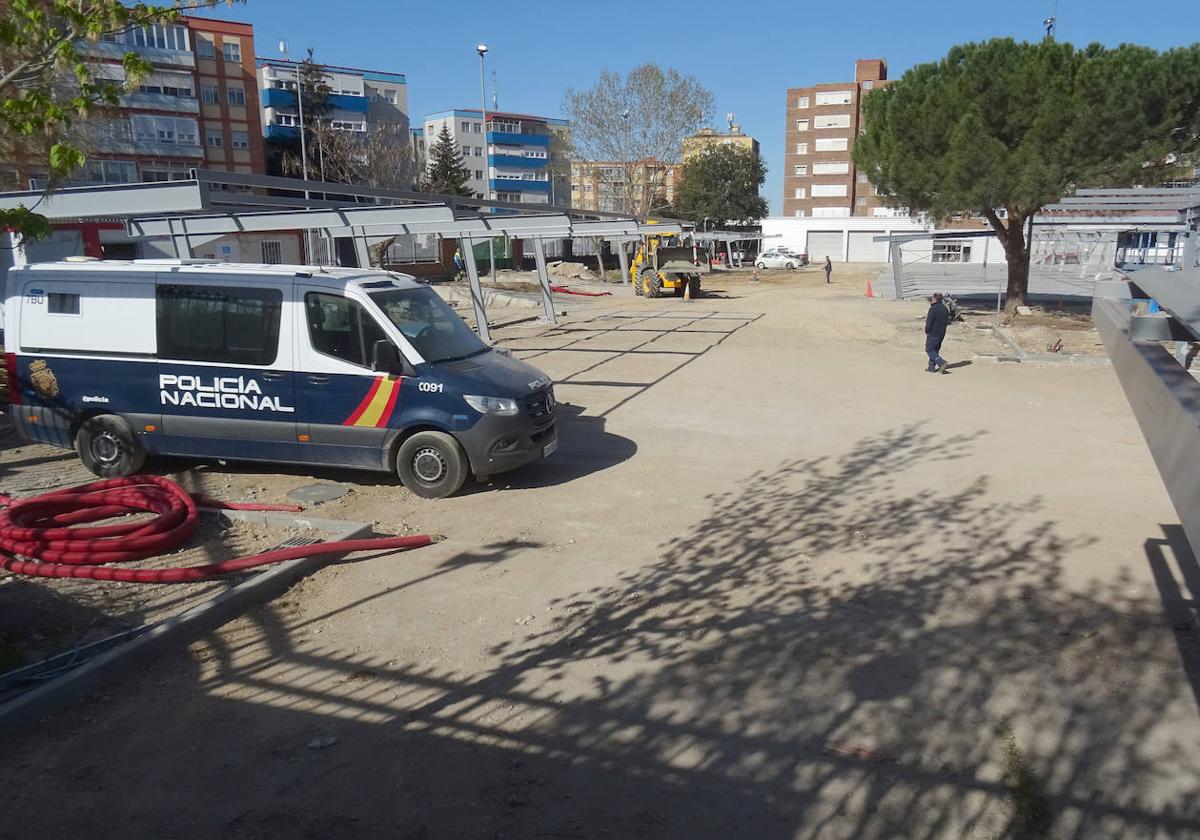 Obras que se efectuaban en el patio de la comisaría, en el momento del asalto del acusado.