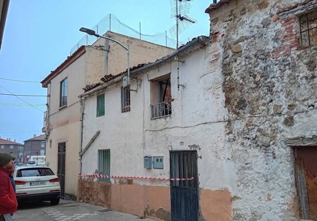 Vivienda afectada por las llamas, en la mañana de este jueves.