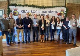 Los miembros del jurado posan después del fallo del Concurso de relatos deportivos.