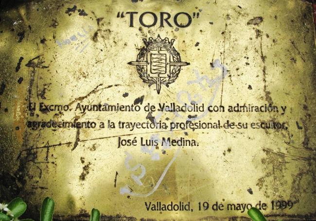 En la placa del monumento al toro se puede leer «con admiración y agradecimiento a la trayectoria profesional de su escultor».