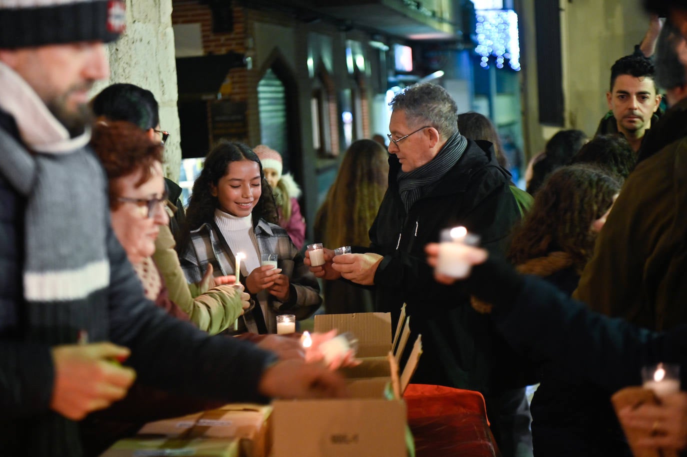 Mil velas iluminan el entorno de la iglesia de San Martín