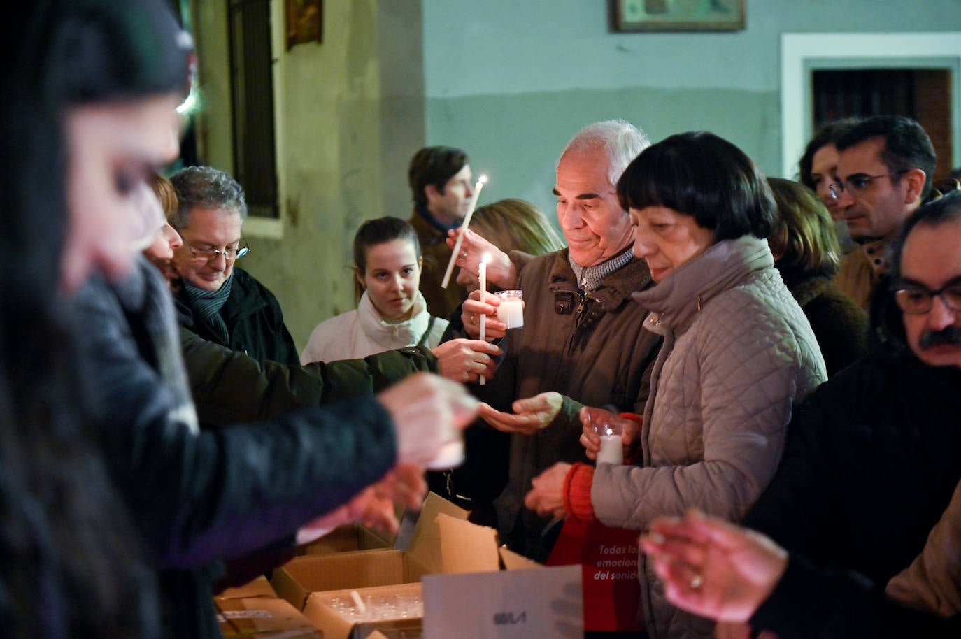 Mil velas iluminan el entorno de la iglesia de San Martín