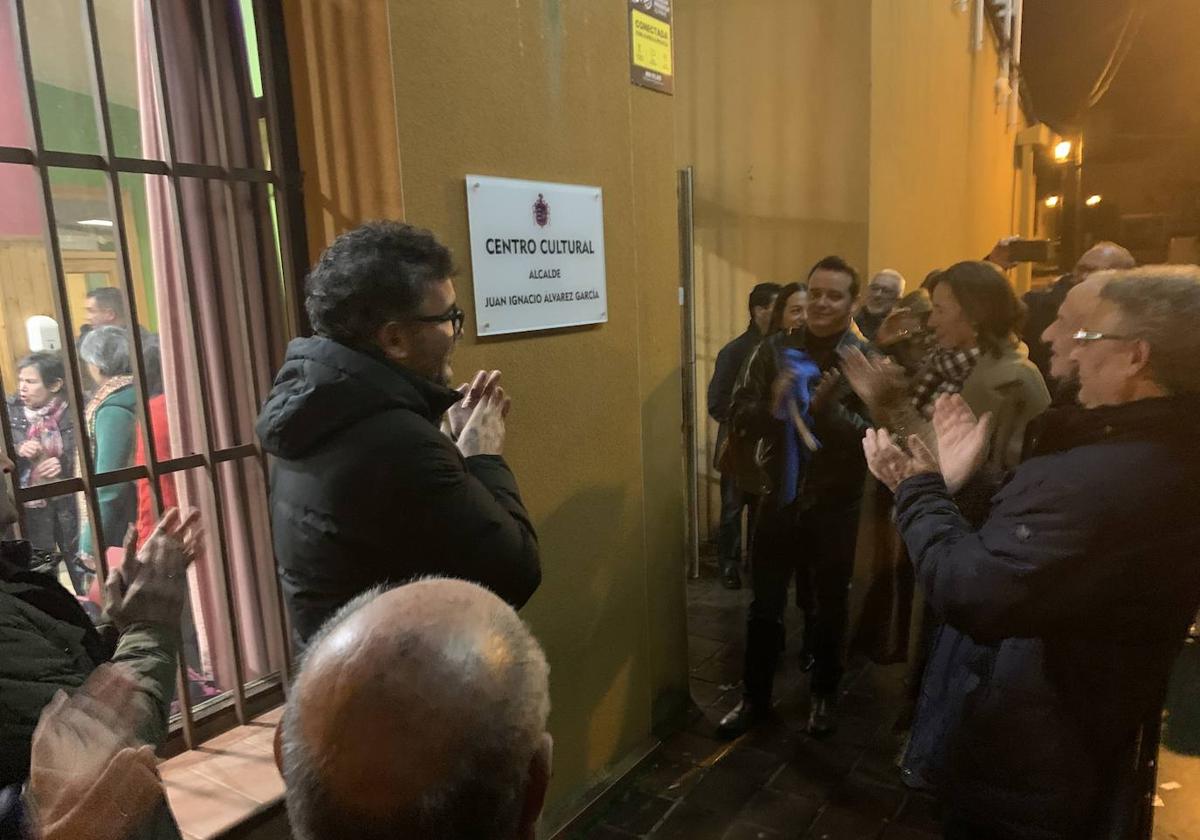 La esposa y los hijos de Nacho Álvarez descubren la placa.