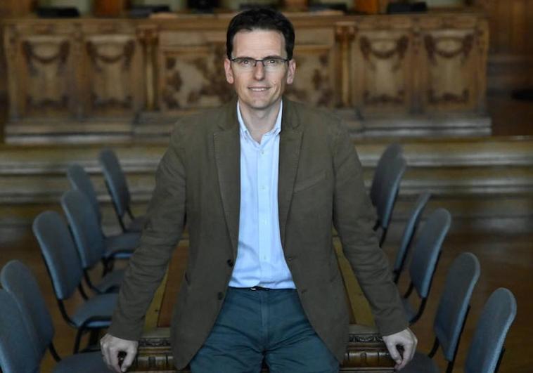 Pedro Herrero, portavoz del grupo municipal socialista, en el Salón de Plenos del Ayuntamiento de Valladolid.