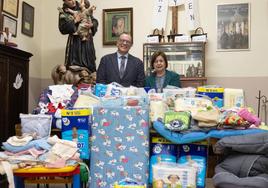 Miguel Romón, hermano ministro de la Cruz Desnuda y Mar Sabadell, presidenta de Red Madre, con donaciones de la campaña de Navidad.