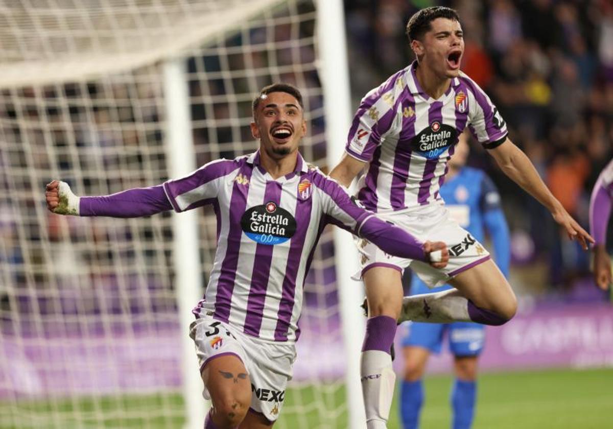 Israel Salazar (izquierda) celebra el gol que dio la victoria al Real Valladolid ante el Amorebieta junto a su compañero David Torres