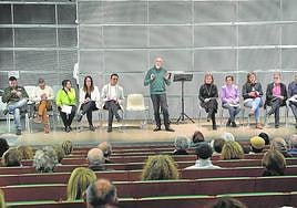 Enrique González, de pie, en la lectura de 'Don Juan Tenorio'.