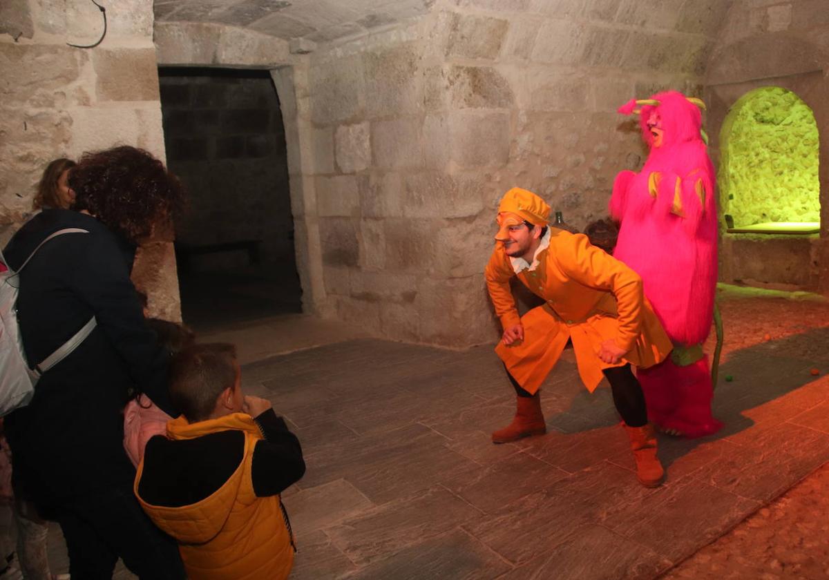 Uno de los momentos de la visita teatralizada al castillo de Cuéllar.