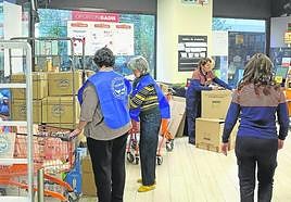 Voluntarios de Bancos de Alimentos ordenan entregas en un supermercado Gadis.