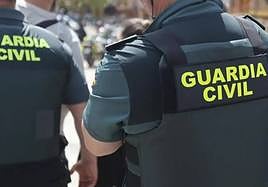 Dos agentes de la Guardia Civil durante una intervención en una imagen de archivo.