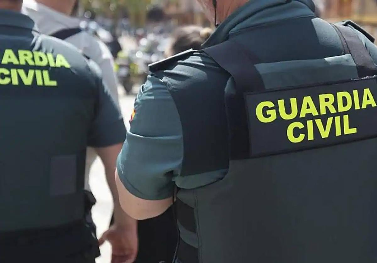 Dos agentes de la Guardia Civil durante una intervención en una imagen de archivo.