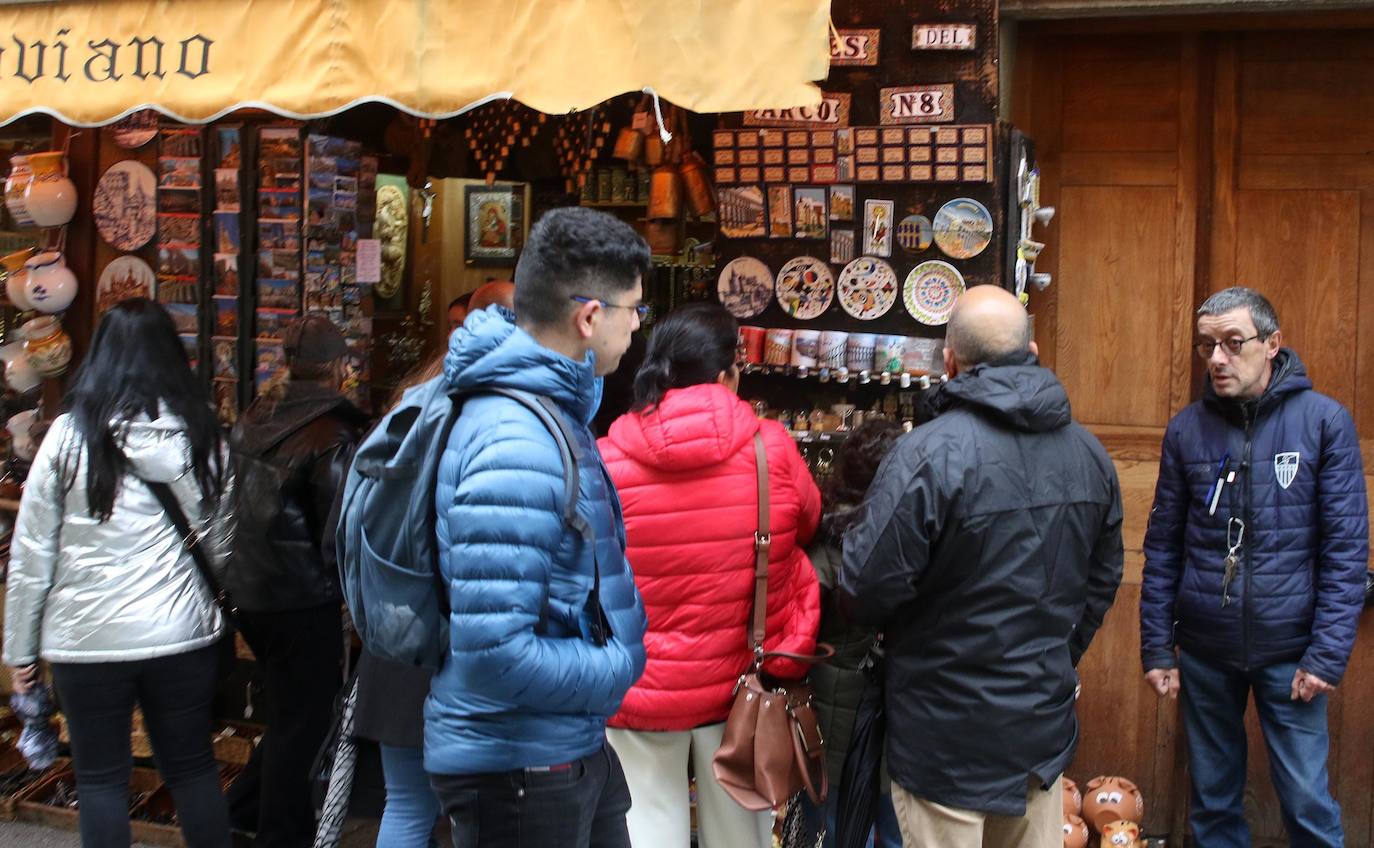 Segovia, repleta de turistas durante el puente