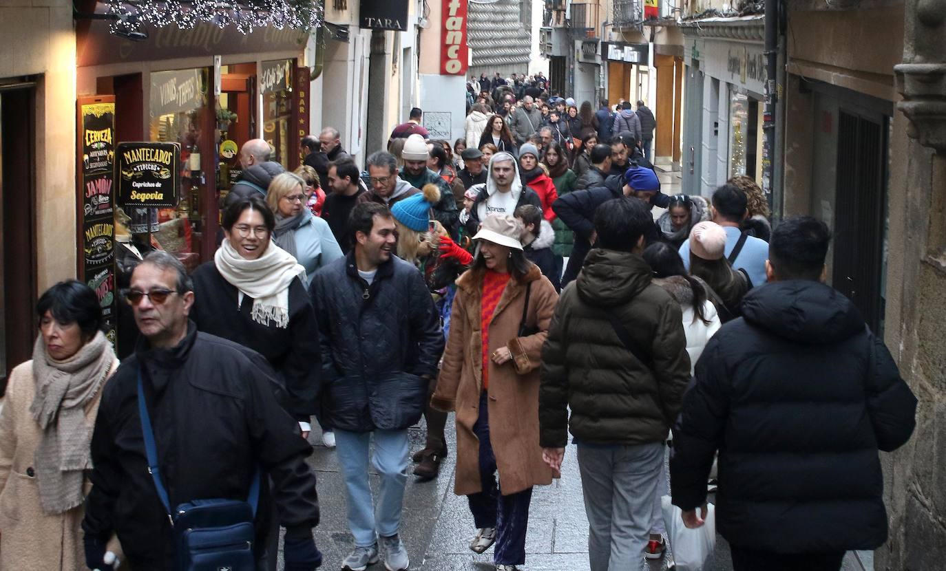 Segovia, repleta de turistas durante el puente