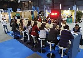 Entrevistas laborales en un foro de empleo.