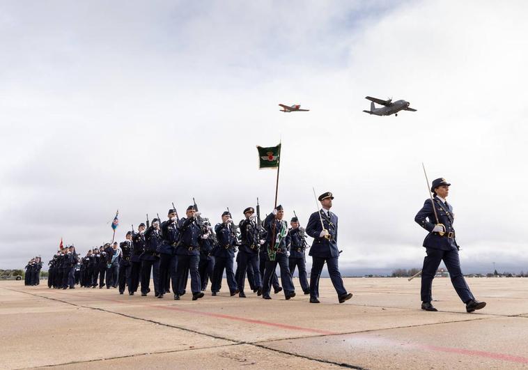 Desfile de las tropas con los dos aviones en el cielo vallisoletano.